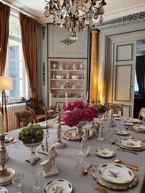 Antique Dinner Set, Parisian Dining Table, Luxury Table Settings, Cottage House Aesthetic, French Table Setting, Antique Table Setting, French Provincial Decor, Dining Room Design Luxury, Traditional Dining Rooms