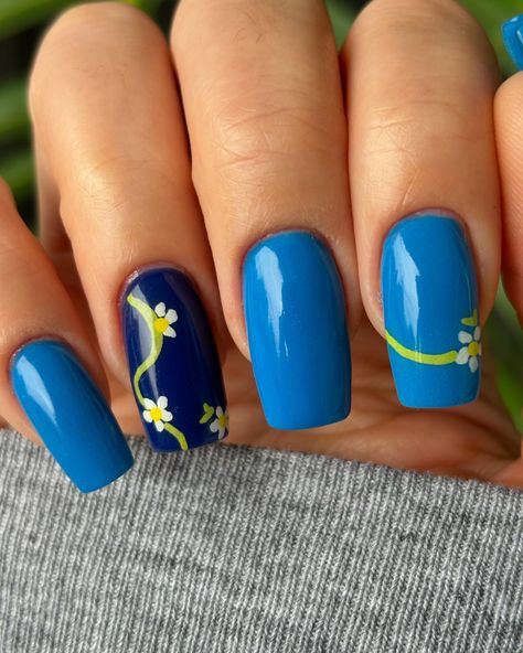 🦋New dip powder nails using @glamrdip liquids and the shades: #Undone (cerulean blue) #Dusk (dary navy) & their acrylic nail art liners. . . . #nails #nailart #naildesign #nailinspo #longnails #squarenails #bluenails #flowernails #dippowdernails #dipnails #acrylicnails #prettynails #simplenails #easynailart #glamrdip #nailthemani #diynails #cutenails #nailtrends #manicure Cerulean Blue, Blue Daisy, Dip Powder Nails, Acrylic Nail Art, Dip Powder, Easy Nail Art, Powder Nails, Square Nails, Flower Nails