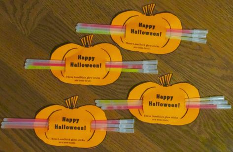 Glow Sticks Halloween Treats, Halloween Glow Sticks, Halloween Pencil Treats, Halloween Glow Stick Printable Free, Glow Stick Halloween Treats, Halloween Glow Stick Ideas, Glow Stick Ideas, Halloween Crafts Diy Projects, Pencil Packaging