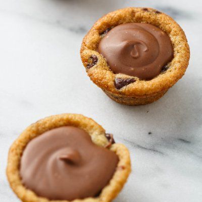 Chocolatey Chocolate Chip Cookie Cups are a fun treat for any occasion. Caramel Cookie Cups, Cookie Dough Cups, Chocolate Chip Cookie Cups, Cookie Shots, Dark Chocolate Chip Cookies, Refrigerated Cookie Dough, Cookie Cups Recipe, Frozen Cookie Dough, Chocolate Chip Cookie Bars