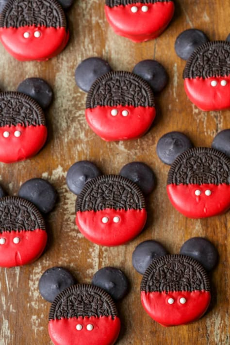 Mickey Mouse OREOS - a simple, cute and tasty treat made with Oreos, candy melts and sprinkles. Great for parties or just for fun! Mickey Mouse Oreos, Mickey Mouse Desserts, Mickey Mouse Treats, Γενέθλια Mickey Mouse, Mickey Mouse Birthday Theme, Mouse Cookies, Mickey Mouse Birthday Decorations, Mickey First Birthday, Mickey 1st Birthdays