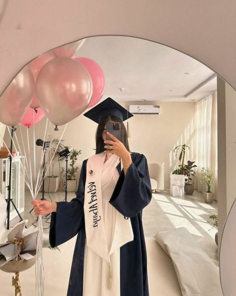 Graduation Robes, Graduation Outfits For Women, Grad Picture Ideas, Cute Wedding Hairstyles, Graduation Pic Ideas, Graduation Pic, College Graduation Pictures Poses, Graduation Look, Graduation Party Planning