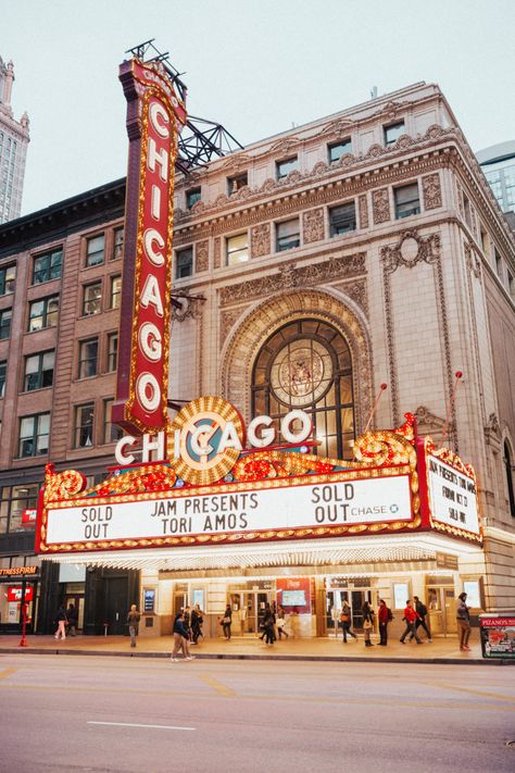 Cinema Interior, Chicago Theatre, Bar Restaurant Design, Chicago Travel Guide, Chicago Theater, Conrad Hotel, Architecture Restaurant, Chicago Aesthetic, Sparkle Outfit