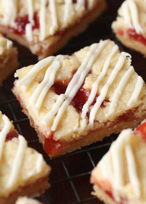 Strawberry Shortbread Bars Strawberry Shortbread, Thumbprint Cookie, Bars Cookies, Cookies And Cups, Bar Desserts, Gross Food, Shortbread Bars, Sugar Glaze, Dark Chocolate Cakes