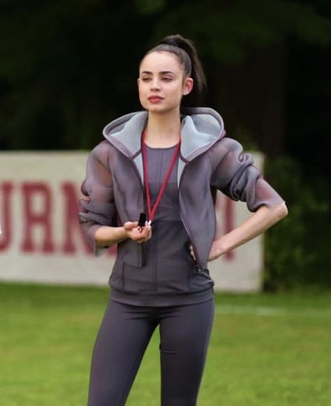 Super fabulosa😍😍 Sophia Carson, Sofia Carson, Disney Descendants, Dove Cameron, Petite Fashion, Sabrina Carpenter, Aesthetic Outfits, Gym Outfit, Sofia