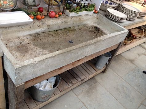 Concrete sink Art Sink Station, Concrete Sink Diy, Concrete Sink Kitchen, Concrete Kitchen Sink, Rustic Kitchen Sinks, Cement Sink, Garden Sink, Outdoor Kitchen Appliances, Outdoor Sinks