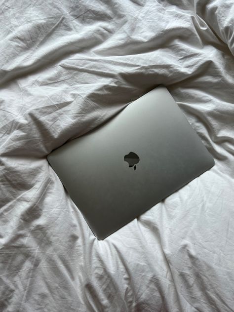 #macbook #aestheticphotos Macbook Silver Aesthetic, Macbook Aesthetic, Silver Aesthetic, Macbook Pro, Macbook, Apple Iphone, Iphone, Silver, Pins