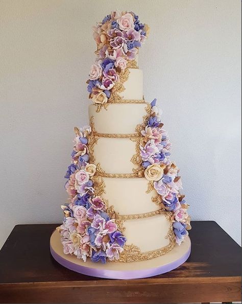 Rapunzel Torte, Rapunzel Wedding Theme, Bolo Rapunzel, Quince Cakes, Rapunzel Wedding, Tangled Wedding, Rapunzel Cake, Quince Cake, Sweet 15 Party Ideas Quinceanera