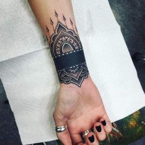 Tato Mandala, Tatuaje Cover Up, Mandala Wrist Tattoo, Wrist Tattoos Girls, Cover Up Tattoos For Women, Small Wave Tattoo, Tattoo Ideas Males, Wrist Tattoo Cover Up, Meaningful Wrist Tattoos