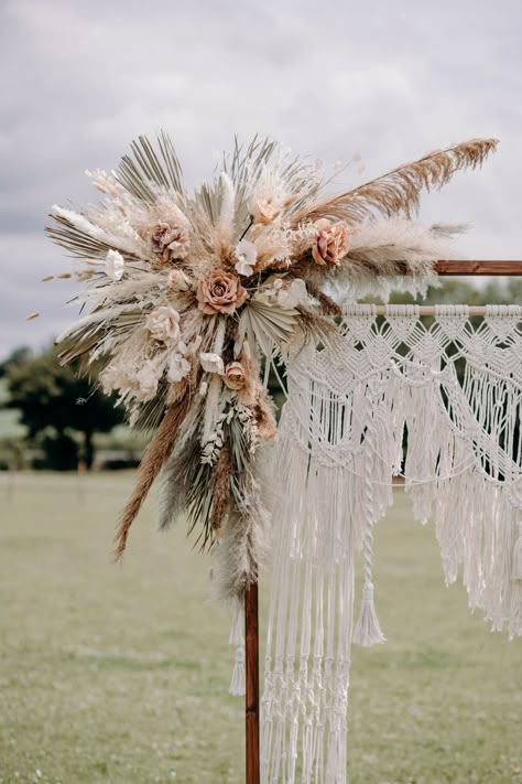 Dried Flower Wedding Arbor, Dried Flower Backdrop Wedding, Boho Picture Backdrop, Wedding Arch Dried Flowers, Boho Backdrop Ideas, Pampas Backdrop, Dried Flower Arch, Pampas Grass Backdrop, Pampas Grass Wedding Arch