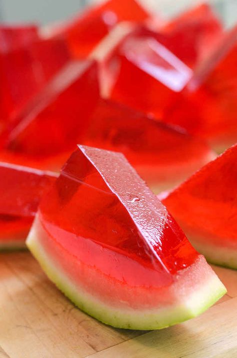 WARNING: These Jell-O shots will make everyone love you. | Here's How To Make XXL Watermelon Jell-O Shots Jello Aquarium, Shots Jello, Watermelon Jello Shots, Booze Board, Watermelon Jello, Alcoholic Treats, Jell O Shots, Jelly Shots, Watermelon Day