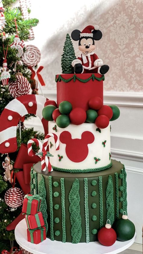 Mickey Mouse Christmas Cake, Mickey Mouse Baby Birthday, Christmas Baby Birthday, Easy Christmas Cake Recipe, Christmas Themed Cake, Xmas Desserts, Disneyland Birthday, Cake Table Birthday, Christmas Decorations Centerpiece