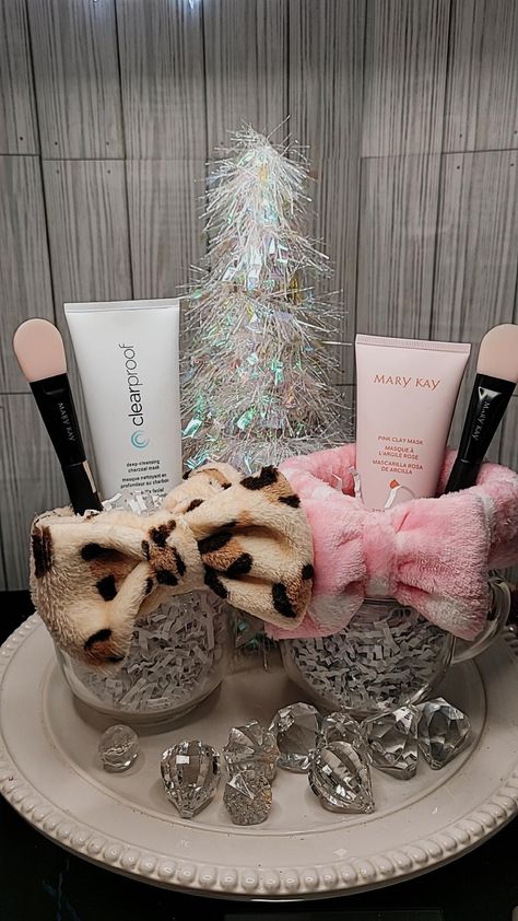 Marykay Gifts Ideas, Mary Kay Valentines Gift Ideas, Mary Kay Display Ideas, Spa Diy Gift Basket, Mary Kay Basket Ideas, Mary Kay Holiday Gift Ideas Christmas, Lash Client Christmas Gifts, Mary Kay Winter 2023, Mary Kay Holiday Gift Ideas 2023