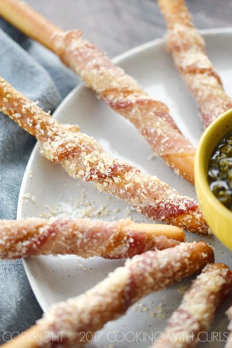 Bacon Wrapped Breadsticks, Bacon Appetizers Easy, Wonton Appetizer Recipes, Asian Food Appetizers, Wonton Appetizers, Dishes Recipe, Hosting Thanksgiving Dinner, Thanksgiving Appetizer, Thanksgiving Appetizer Recipes