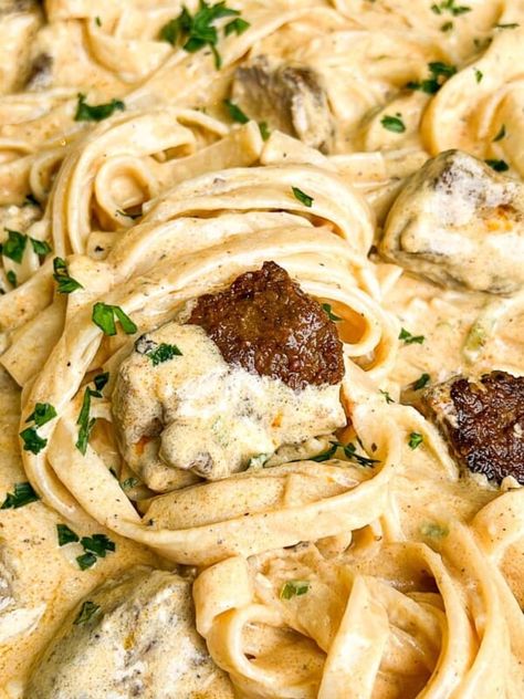 Pasta With Steak, Parmesan Alfredo Sauce, Steak Alfredo, Steak Ideas, Smothered Steak, Make Garlic Butter, Batch Baking, Steak Pasta, Garlic Breadsticks