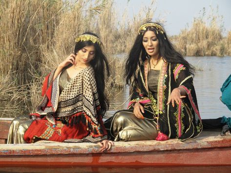 Iraqi Traditional Clothing, Ancient Mesopotamia Aesthetic, Mesopotamian Clothing, Iraq Clothing, Iraqi Dress, Iraqi Clothes, Iraqi Clothing, Iraq Clothes, Iraq Aesthetic