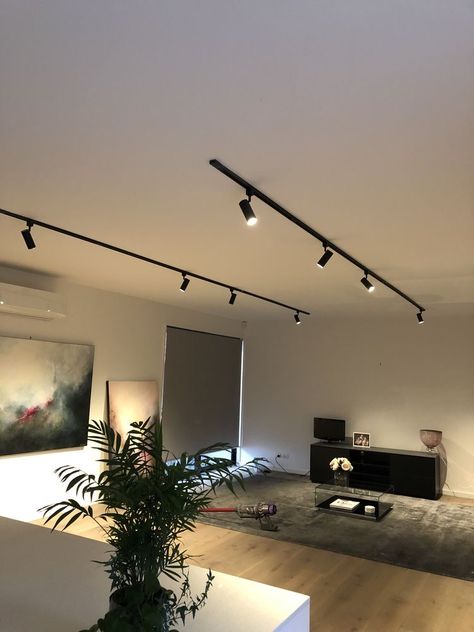 Track Lighting Living Room High Ceiling, Apartment Interior Lighting, Lightning Ideas Living Room Inspiration, Apartment Lighting Design, Track Ceiling Lights, Living Room Track Lighting, Home Led Lighting Ideas, Living Lighting Ideas, Track Lights Ceiling