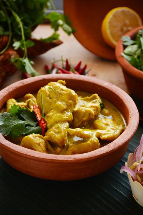 Cambodian (Khmer) Chicken Samla Curry - deliciously creamy, highly aromatic and fragrant chicken curry - thespiceadventuress.com Cambodian Chicken, Lemongrass Shrimp, Cambodian Recipes, Khmer Food, Cambodian Food, Laos Food, Shrimp Paste, Dinner Inspiration, Without Borders