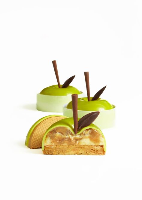 Apple Pie Mousse, Apple Pie Presentation, Apple Plated Desserts, Apple Entremet, Fancy Desserts Beautiful, Toffee Apple Pie, Apple Pie Designs, Apple Mousse, Restaurant Desserts