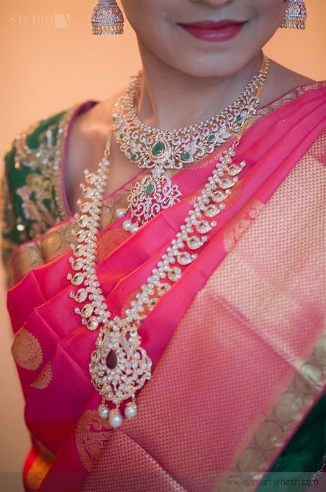 Pink And Gold Saree, Saree Jewellery Ideas, Jewelry Poster, Gold Saree, Mango Mala, Making Rings, Saree Jewellery, Handmade Jewlery, Gold Necklace Indian