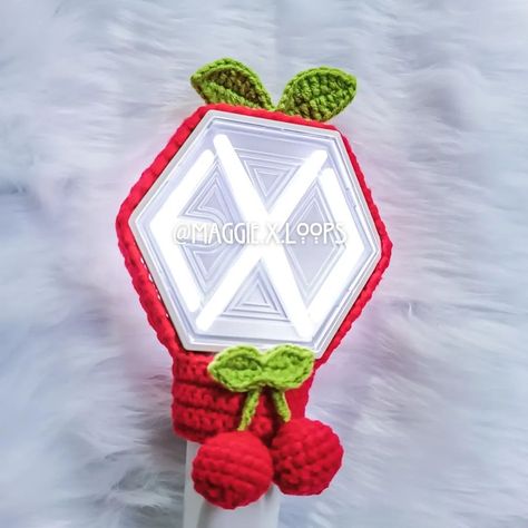 (๑•́ ₃ •̀๑) EXO Lightstick cover Thank you @bytsmaeleneee 😘 Yarn: Milkcotton 5ply Hook: 2.75 mm #exo #crochetlightstick #exolightstick #crochetworld Lightstick Crochet, Lightstick Cover, Lightstick Exo, Exo Lightstick, Crochet Strawberry, Crochet World, Crochet Bag, Exo, Cherry