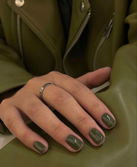 Dark green nails Green Nails Autumn, Green Nails Short, Shellac Nails Fall, Olive Nails, Office Nails, Kutek Disney, Pumpkin Nails, Nagel Tips, October Nails