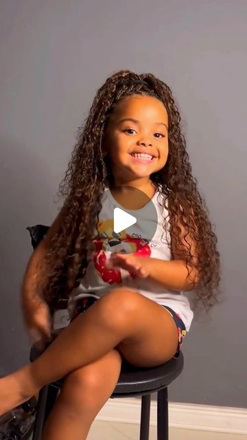 Ygwigs on Instagram: "I see a beautiful and happy child and I'm sure the braids won't bother her!❤️��😍😍  Video by @desembaraca_   #twistout #bohoknotlessbraids #knotlessbraids #ygwigs #bohobraiding #hairstyle #bohobraids #bulkhair #hairextension #hairstyle #fyb #foryoupage #hairstlist #trending #humanhair #humanhairbraids #deepcurly" Boho Braids On Kids, Kids Boho Knotless Braids, Boho Braids For Kids, Kids Boho Braids, Goddess Braids For Kids, Mixed Kids Hairstyles, Happy Child, Kid Braid Styles, Bohemian Braids