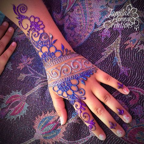 Purple Hand Tattoo, Pink Purple Tattoo, Purple Henna, Lavender Fairy Tattoo, Butterfly Hena Design Hand, Rainbow Henna, Glitter Henna, Butterfly Wedding Cake, Mehndi Tattoo