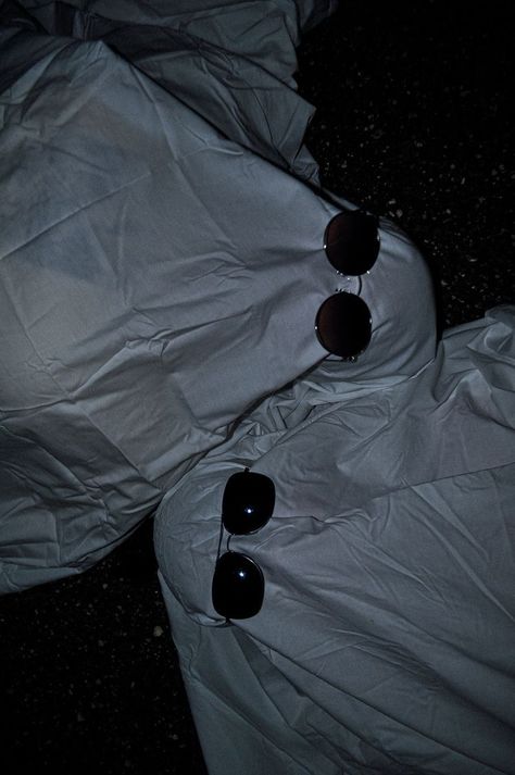 Ghost Aesthetic Photoshoot, Ghost Photoshoot Aesthetic Friends, Blanket Ghost Aesthetic, Ghost Sheet Photoshoot Best Friends, Ghost Friends Aesthetic, Bed Sheet Ghost Photoshoot, Bedsheet Ghost Photoshoot, Friends Ghost Photoshoot, Ghost Costume Photoshoot