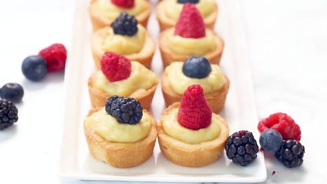 Mini Tart Recipes, Mini Fruit Tarts, Resipi Kek, Fruit Tart Recipe, Fruit Tarts, Buttery Shortbread, Mini Tart, Shortbread Crust, Vanilla Custard