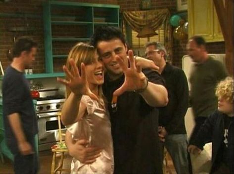 14 Behind The Scenes Pictures Of Friends That'll Bring The Tears Rolling Friends Behind The Scenes, Scene Friends, Joey And Rachel, Friends Serie, Friends Fan, Friends Scenes, Jenifer Aniston, Matt Leblanc, Friends Poster