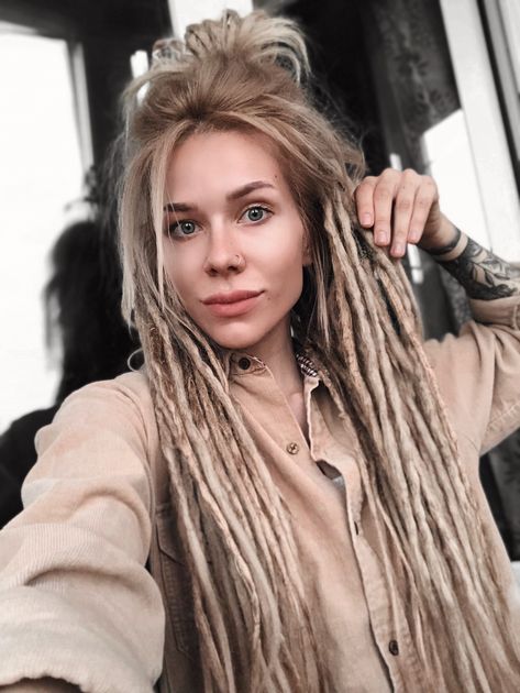 Hair Color Evolution: Trends That Have Transformed Over Time Half Dreaded Hair, Medium To Long Haircut, Boho Dreadlocks, White Girl Dreads, Short Haircut Tutorial, Hair Dye Color Ideas, Short Haircut For Women, Partial Dreads, White Dreads