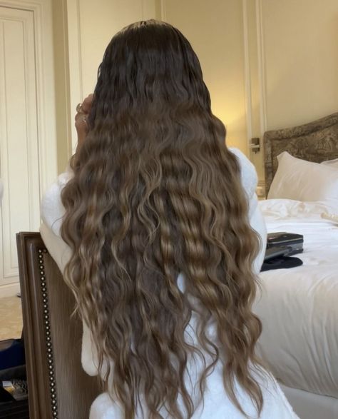 @aramonax Hair With Waves, Beachy Hairstyles, Beachy Wavy Hair, Waves Aesthetic, Wavy Beach Hair, Hairstyle Long, Glam Aesthetic, Beachy Hair, Natural Wavy Hair