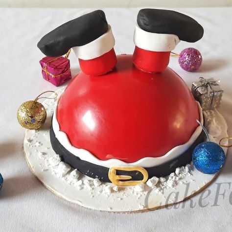 Christmas Pinata Cake, Christmas Smash Cake, Sphere Cake, Christmas Pinata, Chocolate Piñata, Christmas Cake Decorating Ideas, Christmas Cake Ideas, Christmas Cake Decorating, Piñata Cake