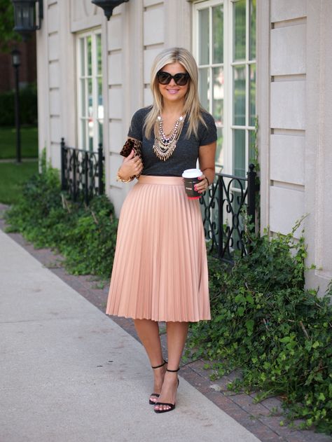 Pleated Skirt Salmon Skirt Outfit, Midi Skirt Style Outfit Ideas, Pleated Shirt Outfit, Pleated Skirt Outfit Ideas, Salmon Skirt, Midi Skirt Outfits Summer, Pleated Midi Skirt Outfit, Fall Outfits Street Styles, Midi Outfits