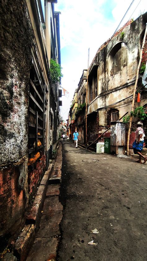 The streets of north kolkata aar narrow with old houses Old Kolkata Aesthetic, North Kolkata Aesthetic, Old Kolkata, Kolkata Art, North Kolkata, India Photography, Busy Street, Indian Flag, Indian Aesthetic