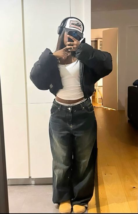 Winter Outfits Streetstyle, Baddie Street Wear Outfits, Winter Outfits Black Women Street Styles, Asian Hip Hop Fashion, Boho Outfits For Winter, Baggy Fits Women Streetwear, Skirt Streetwear Outfit, Timberlands Outfits Women, White Y2k Outfit