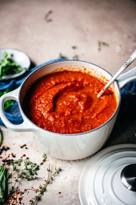 Tomato Sauce Food Photography, Pasta Sauce Photography, Tomato Sauce Photography, Food Art Easy, Easy Homemade Tomato Sauce, Sauce Photography, Vegan Pasta Bake, Tomato Sauces, Fancy Grilled Cheese