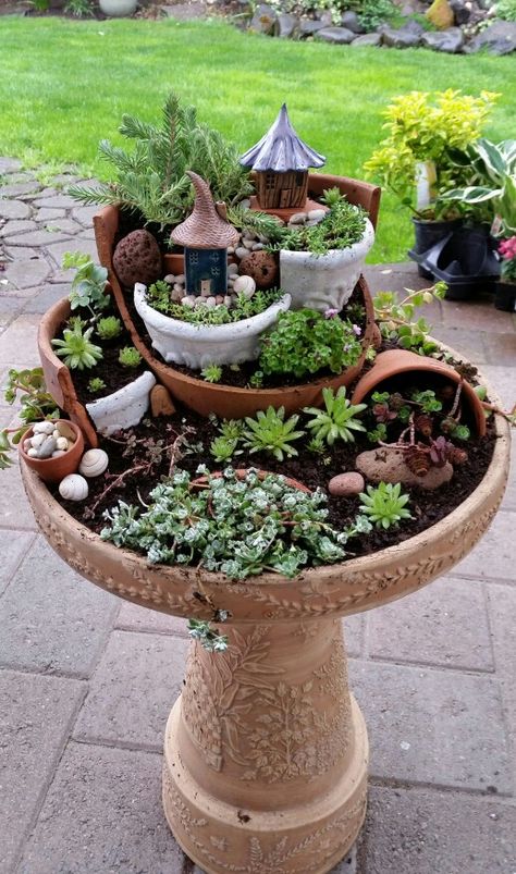 Birdbath Succulent Garden, Fairy Garden Rockery, Bird Bath Decorating Ideas, Rock Garden With Fountain, Outdoor Succulent Garden Pots, Wedding Decorations Garden, Fairy Garden Flower Pot, Succulent Fairy Garden, Broken Pot Garden