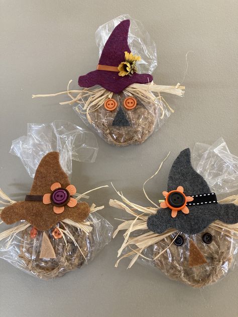 Scarecrow oatmeal cookie treat Scarecrow Party, Snack Crafts, Holidays Treats, Halloween Student, Kids Treat Bags, Halloween Candy Crafts, Student Treats, Fall Party Favors, Scarecrow Crafts