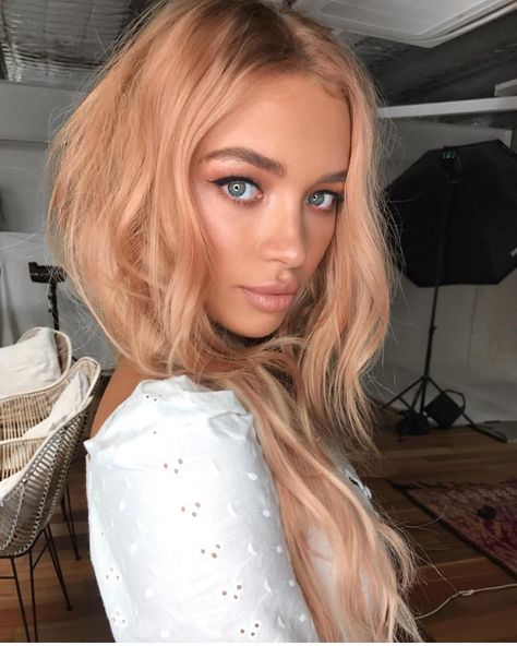 Hair inspo ✨✨ what do you think of peach hair? 😍🙌🏼🙏🏼 Jahodová Blond, Peachy Blonde, Peachy Hair Color, Peach Hair Colors, Cheveux Oranges, Strawberry Blonde Hair Color, Hair Blond, Peach Hair, Balayage Blonde