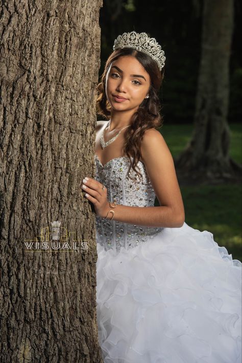 15s Photoshoot Ideas, Park Birthday Photoshoot Ideas, Quinceanera Photo Ideas, Quinceanera Photo Shoot, Quencinera Photoshoot, Sweet 15 Photoshoot, Sweet 16 Poses Photography, Quinceañera Pictures, Quince Photoshoot Ideas With Family