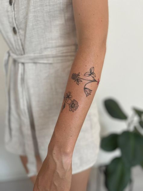 Clover And Flower Tattoo, Tattoo Cloverleaf, Clover Flower Tattoo, Clover Tattoo, Clover Tattoos, Clover Flower, Clover Leaf, Arm Tattoo, Flower Tattoo