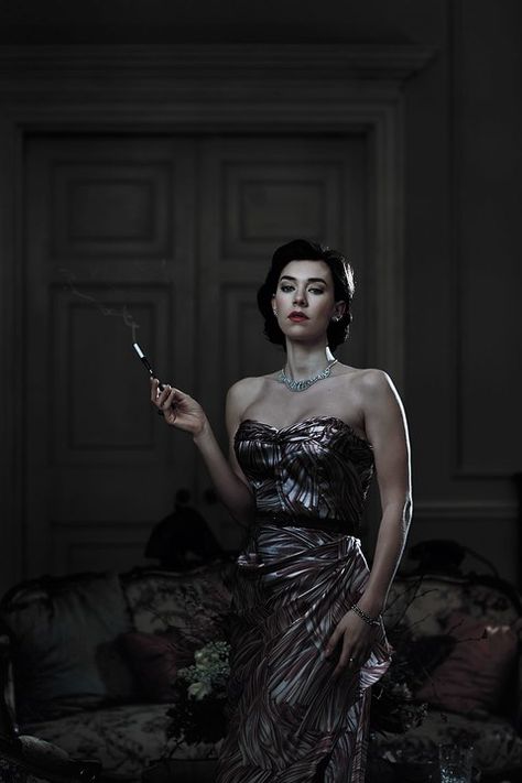 Vanessa Kirby plays Princess Margaret, the Queen’s late sister and her closest confidante. Kirby presents Margaret in a more vivacious and sultry light—a side of her character less exposed and commonly explored when depicting the royal sisters. Vanessa Kirby The Crown, The Crown Season 2, Crown Tv, Princesa Margaret, Crown Netflix, The Crown Series, The Crown Season, Netflix Shows, Crown Aesthetic