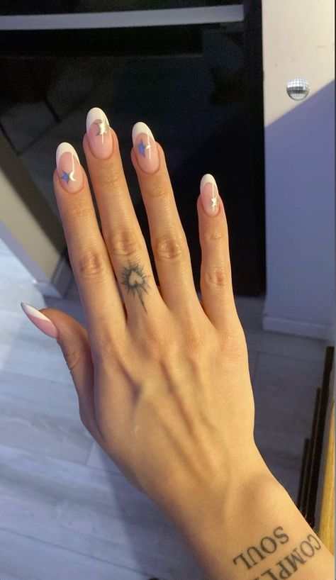 Small Star Finger Tattoo, Heart Knuckle Tattoo, Artsy Hand Tattoos, Matching Tattoos Aesthetic Siblings, Sacred Heart Finger Tattoo, Year Tattoo On Hand, Small Tattoo Ideas Stars, Vintage Finger Tattoo, Hand Tattoos Ariana Grande