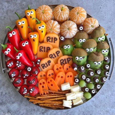 Halloween Veggie Tray, Snack Halloween, Halloween Fingerfood, Smoothie Kale, Halloween Platter, Halloween Themed Snacks, Menu Halloween, Dessert Halloween, Recetas Halloween