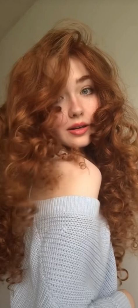 Green Eyes Ginger Hair, Pretty Redheads With Green Eyes, Ginger Girl Face Claim, Curly Hairstyles Ginger, Curly Ginger Hair Aesthetic, Auburn Hair Hazel Eyes, Red Head Short Hair, Red Hair And Hazel Eyes, Redhead With Green Eyes