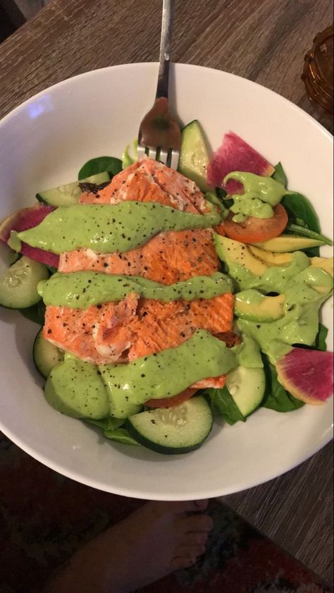 Food For Christmas, Dinner Snapchat, Salmon With Avocado, Salad With Avocado, Yogurt Dressing, Salmon Avocado, Salmon Salad, Healthy Lifestyle Food, Healthy Food Motivation