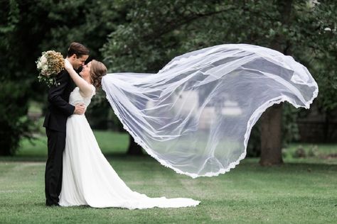 Wedding Photo Ideas With Veil, Wedding Photos Veil In Wind, Wedding Photos Long Veil, Wedding Veil Photos Picture Ideas, Windy Wedding Photos, Bride Mirror Photo, Wedding Veil Photos, Wedding Veil Pictures, Veil Photoshoot