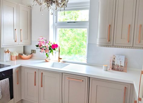 #kitchen #copper #rosegold #corian #white #mink Rose Gold Kitchen Cabinet Handles, Mink Kitchens, White And Rose Gold Kitchen Ideas, Rose Gold Kitchen Hardware, White And Rose Gold Kitchen, Kichen Desine Idea, Gold Kitchen Decor Ideas, Rose Gold Kitchen Decor, Kitchen Desine